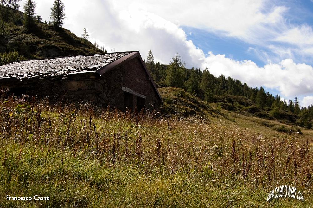 015 Baite lungo il sentiero verso il rifugio Calvi.jpg